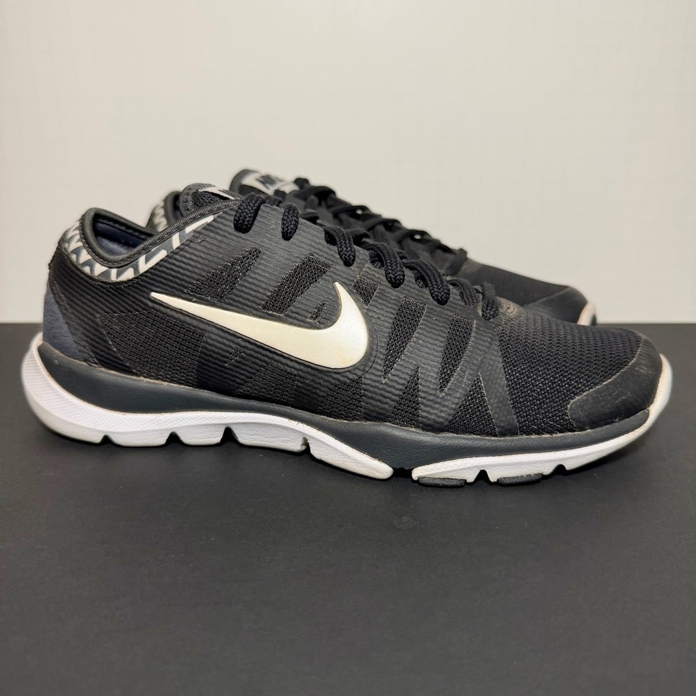 Womens NIKE Flex Supreme TR3 Black Athletic Shoes / Size 6.5